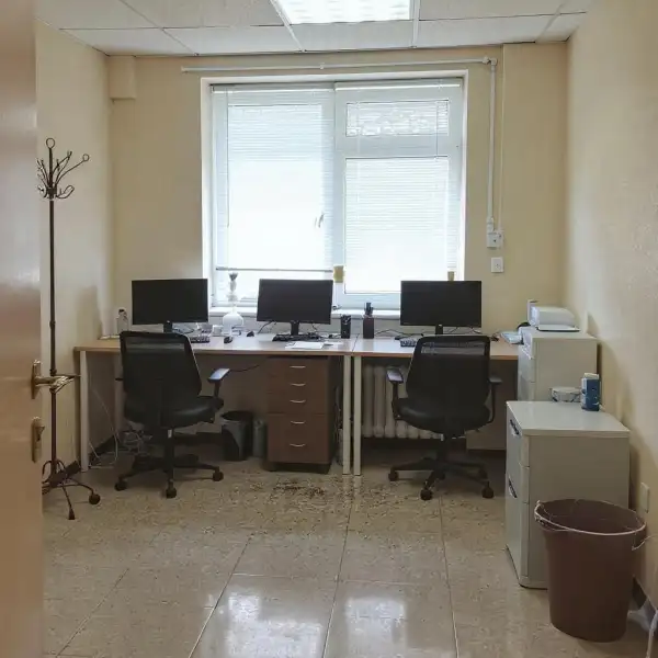 Ранняя уборка небольшого офиса - до уборки